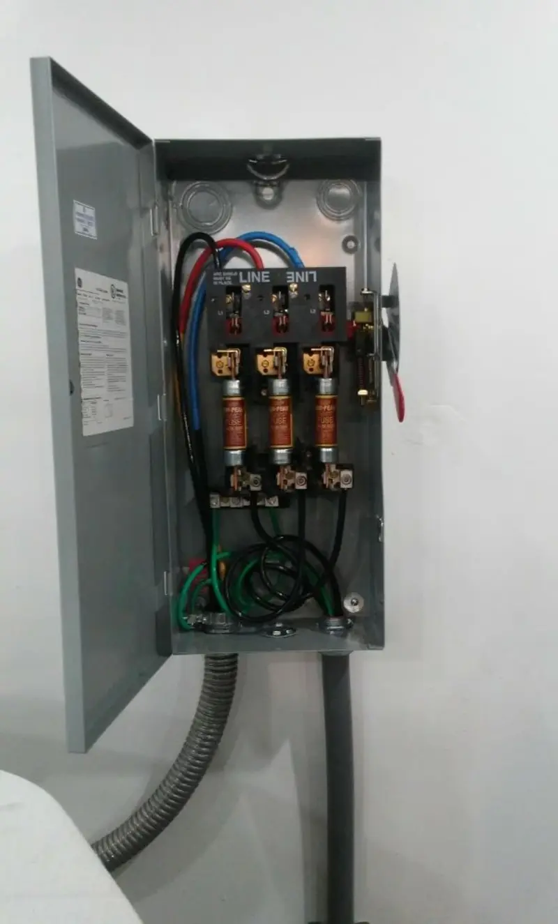 Three-phase disconnect switch installed for Smoke Detector Installation in Carthage